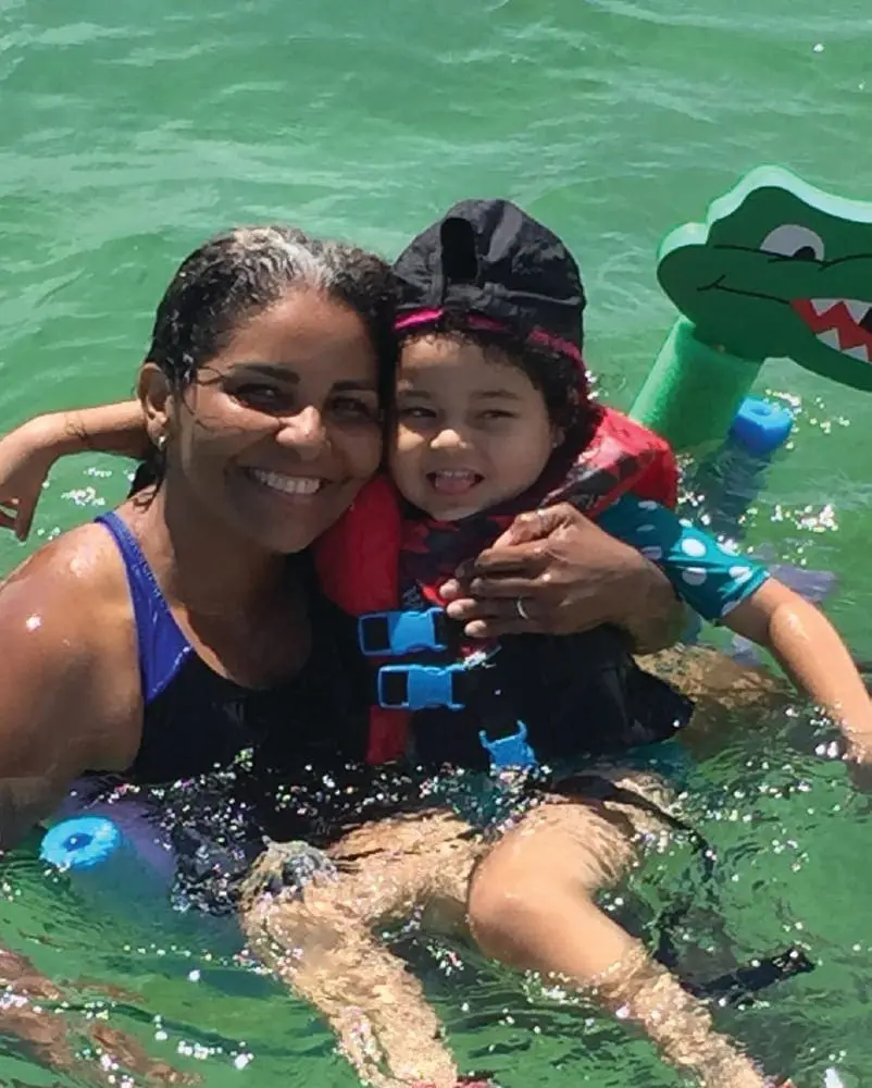 Ivanna Fajardo and Neysha Miranda swim in the water.
