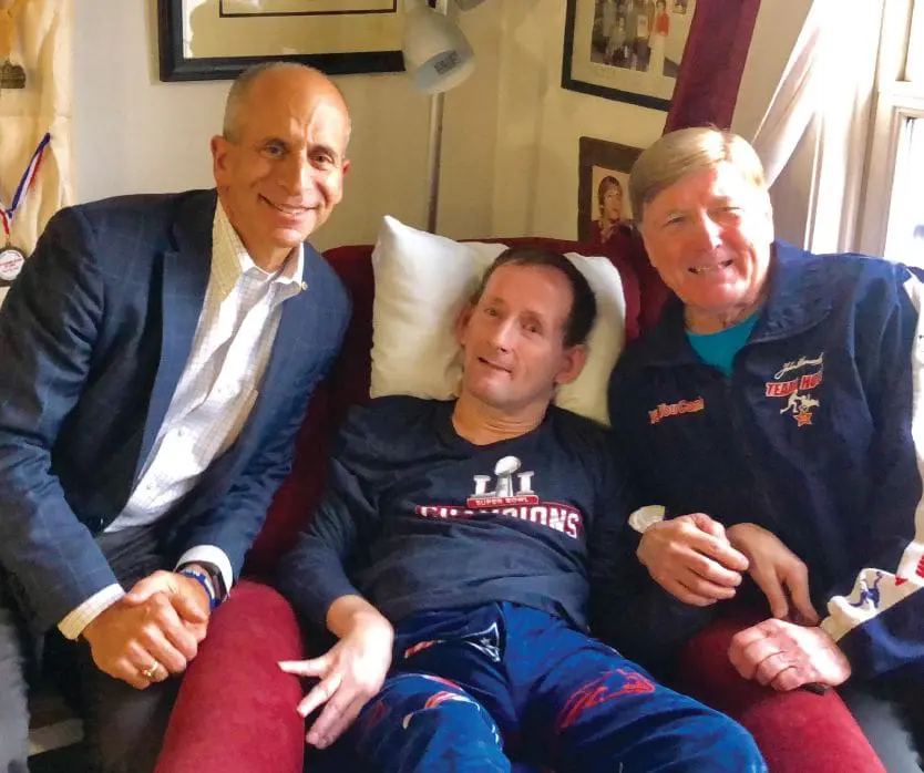 Dick Hoyt with two other men, one on either side.