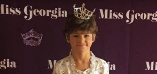 Kelsey Norris wearing a crown and pageant dress.