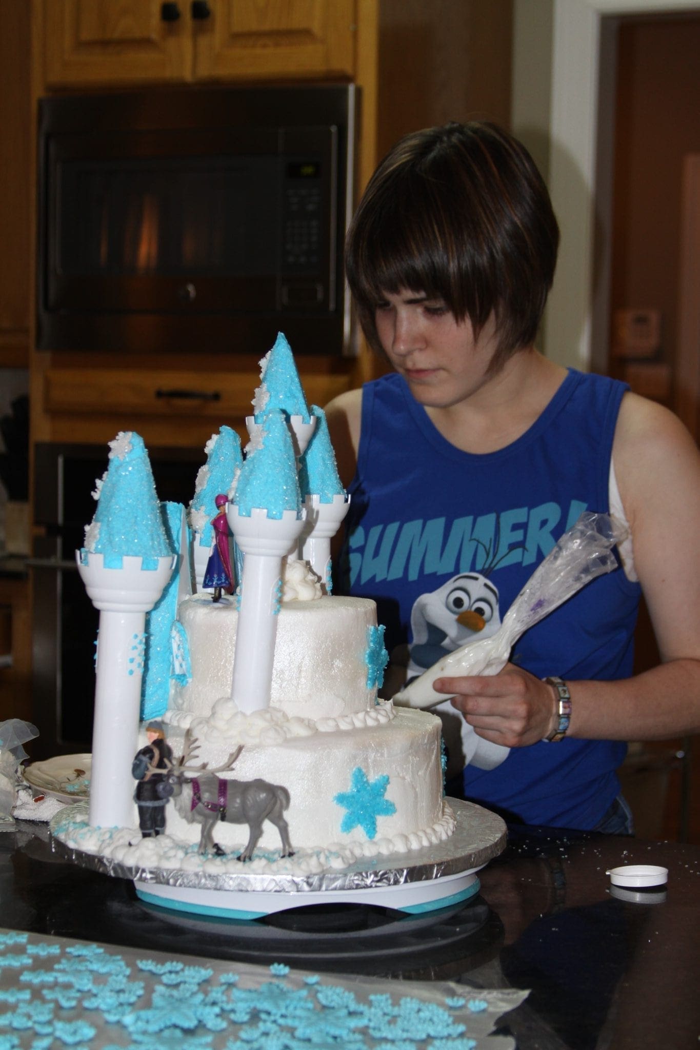 Charlotte Chapman decorating a Frozen-themed cake.